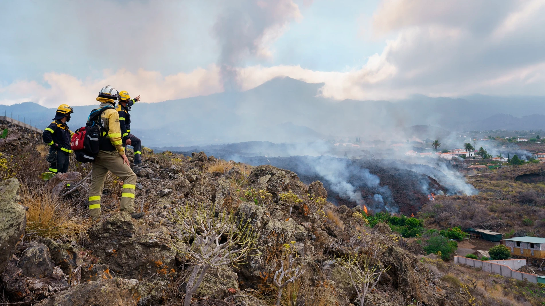 Una columna de lava se desplaza por el barrio de Todoque en La Palma