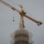 Una grúa durante la construcción la torre de la Madre de Dios de la Sagrada Familia
