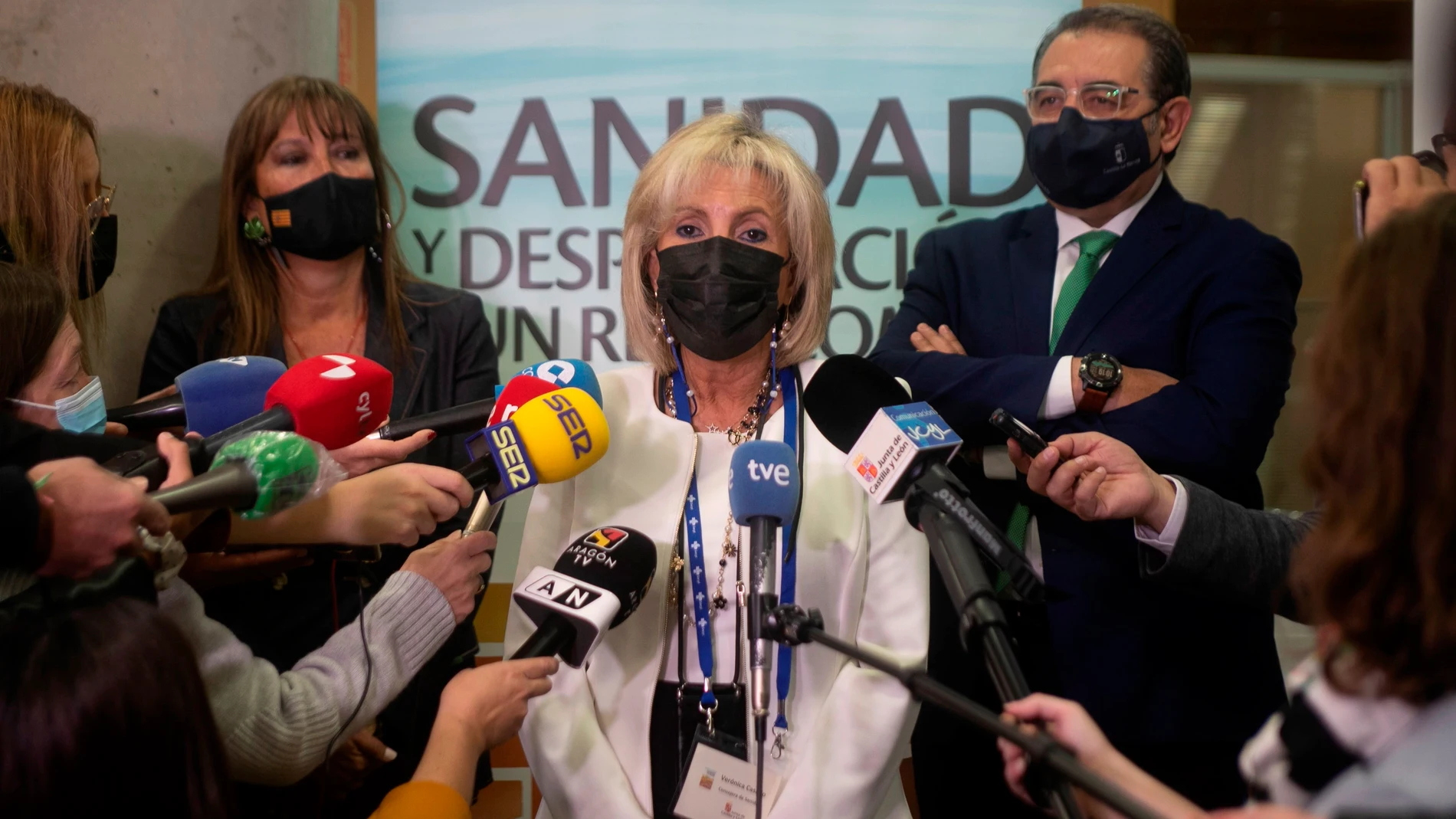 El consejera de Sanidad de Castilla y León, Verónica Casado, atiende a los medios durante su participación en una jornada de análisis y debate técnico sobre el reto común de la asistencia sanitaria en territorios aislados y despoblados celebrada este martes en Soria en compañía de sus homólogos de Castilla-la Mancha y Aragón, Jesús Hernández y Sara Ripollés