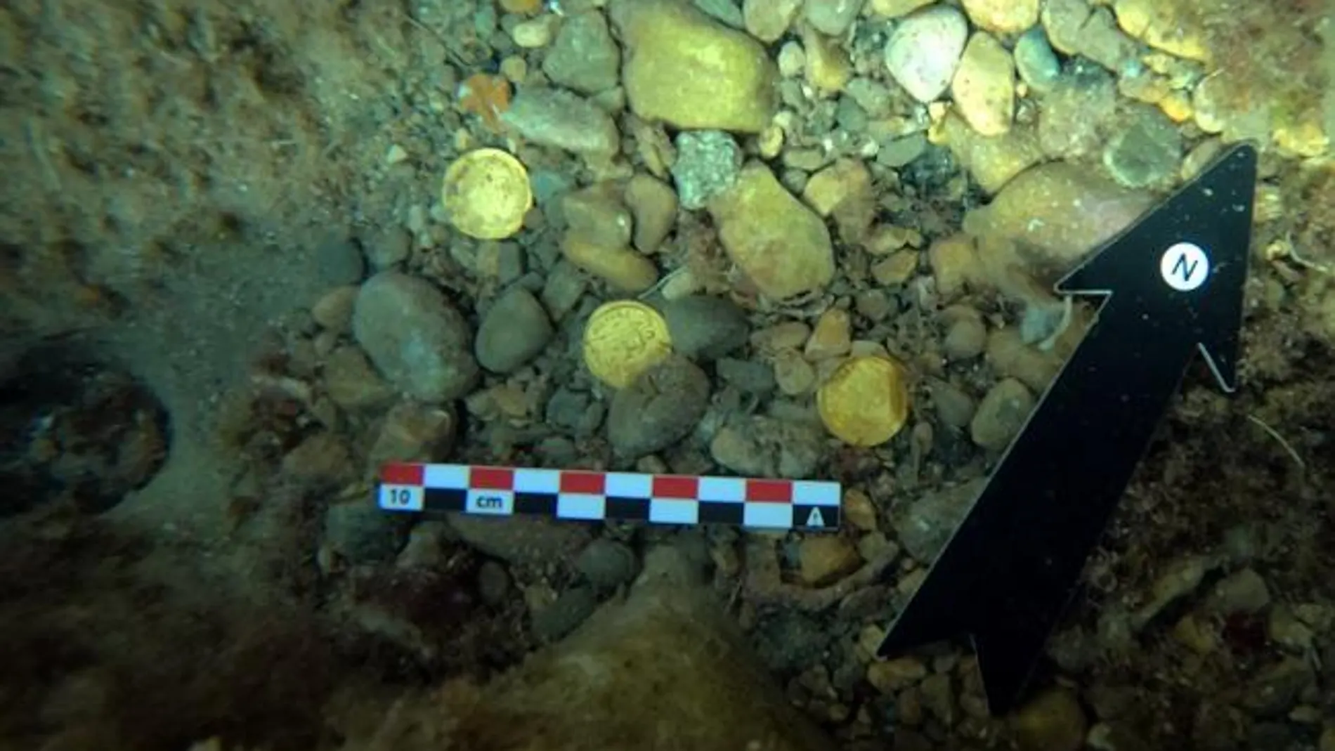 Halladas 53 monedas de oro de los siglos IV y V en el fondo marino del Portitxol de Xàbia