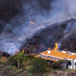 Una casa en mitad de la lava del volcán de La Palma queda a salvo de ser destrozada por la lava en la zona de El Paraíso, La Palma