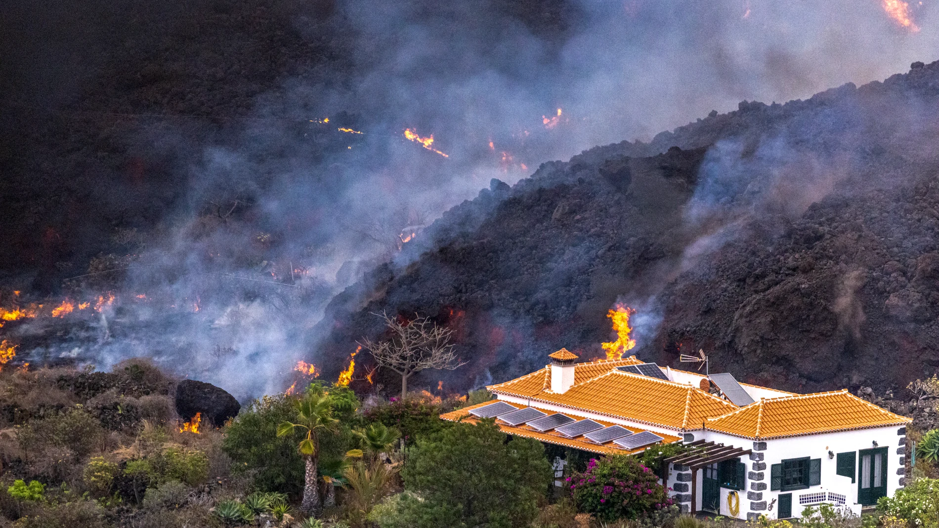 Una casa en mitad de la lava del volcán de La Palma queda a salvo de ser destrozada por la lava en la zona de El Paraíso, La Palma