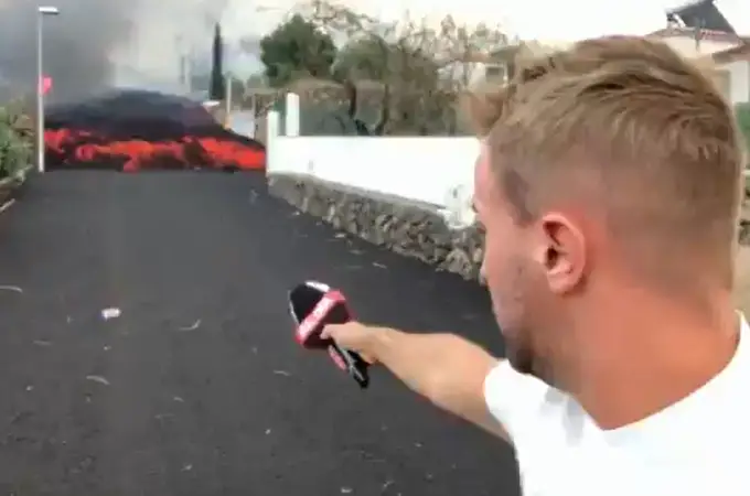 Críticas a un reportero de ‘Cuatro al día’ por estar “a diez metros” de la lava del volcán
