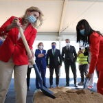 La consejera de Medio Ambiente, Vivienda y Agricultura, Paloma Martín, y la vicealcaldesa de Madrid, Begoña Villacís, sostienen una pala con arena en el acto de colocación de la primera piedra de Valdecarros