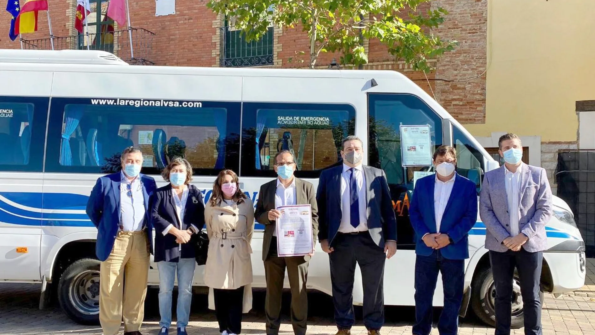 El delegado territorial de la Junta, Augusto Cobos, presenta en Cigales (Valladolid), el Bono Rural de Transporte Gratuito