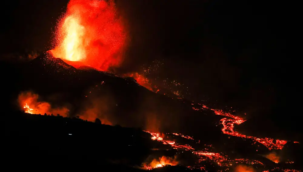 Una boca eruptiva expulsa lava y piroclastos en la zona de Los Llanos,