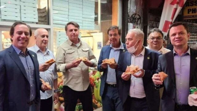 Bolsonaro y su equipo de asesores se comen una pizza en Nueva York