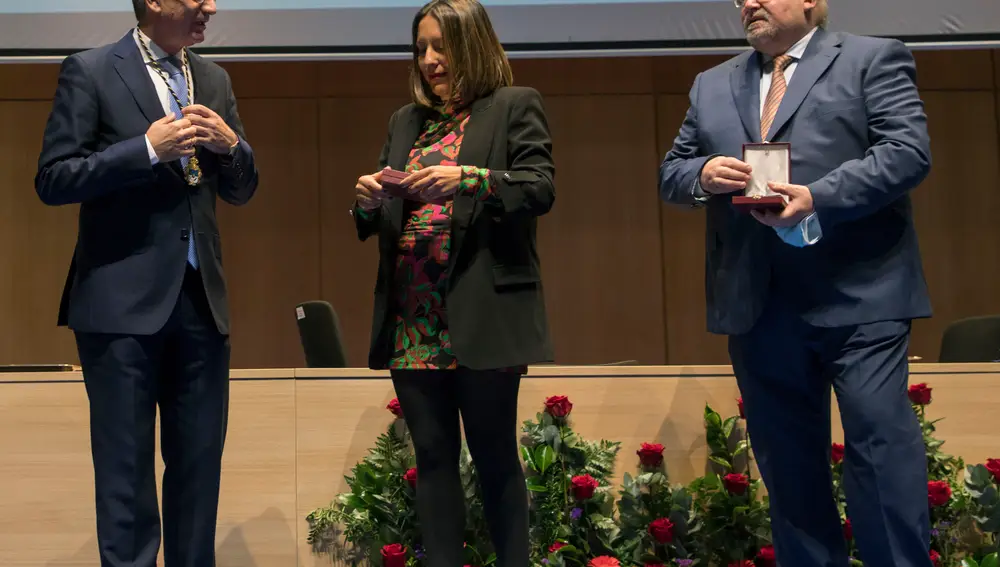 El presidente de la Diputación de Salamanca, Javier Iglesias, hace entrega de las Medallas de Oro a los familiares de los dos médicos fallecidos