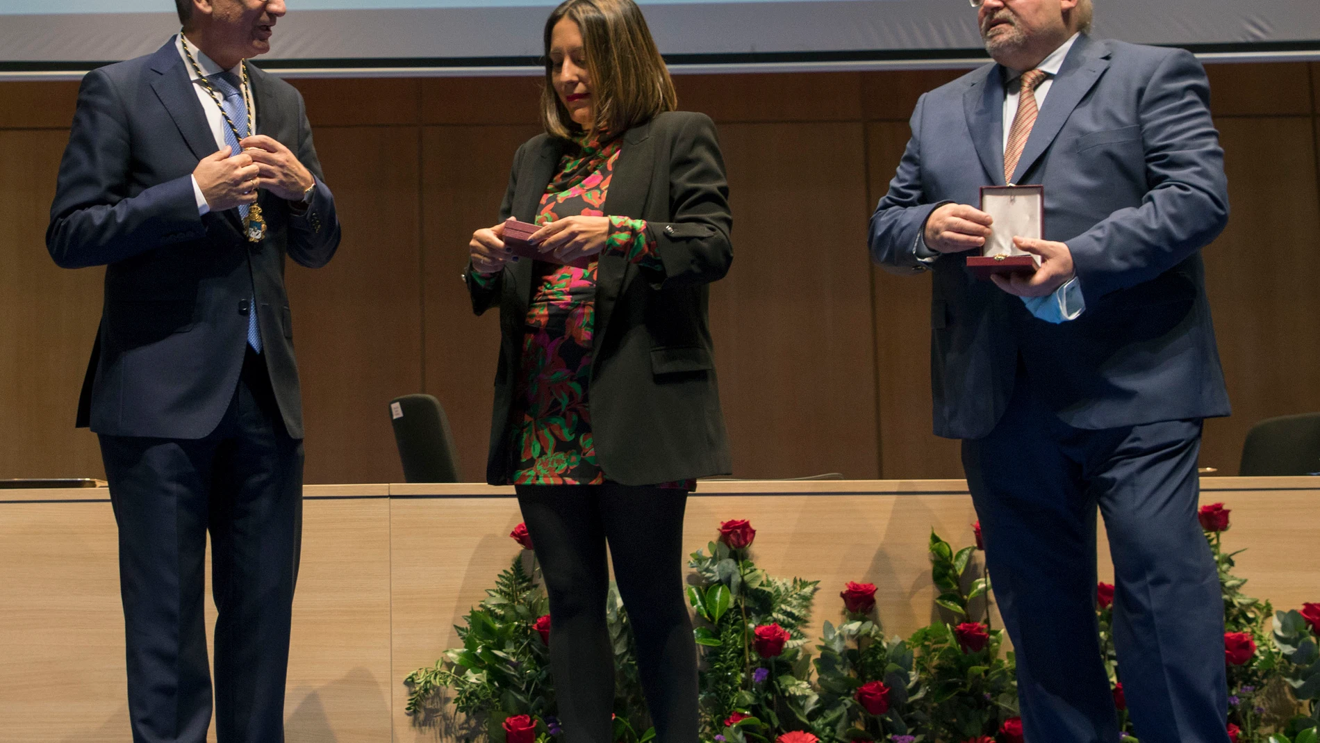 El presidente de la Diputación de Salamanca, Javier Iglesias, hace entrega de las Medallas de Oro a los familiares de los dos médicos fallecidos