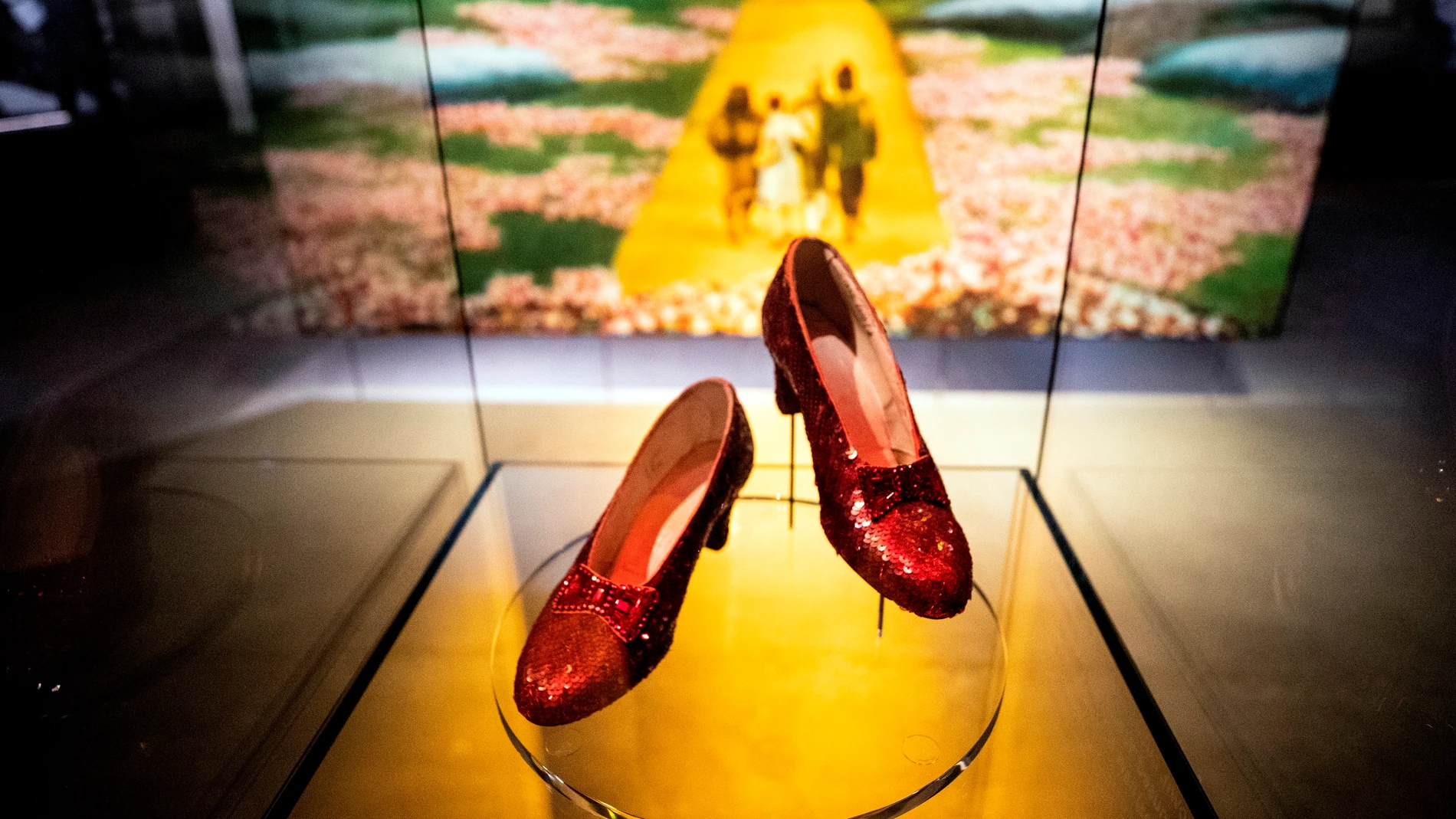 Los zapatos de rubí que Judy Garland vistió para dar vida a Dorothy en "El mago de Oz"