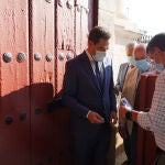 El presidente de la Junta de Andalucía, Juanma Moreno (i), en la Feria de San Miguel. Eduardo Briones / Europa Press