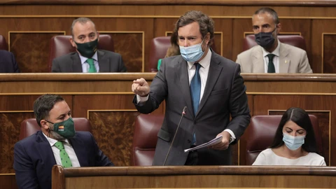 El portavoz de Vox Congreso de los Diputados, Iván Espinosa de los Monteros. A su lado, Santiago Abascal y Margarita Olona