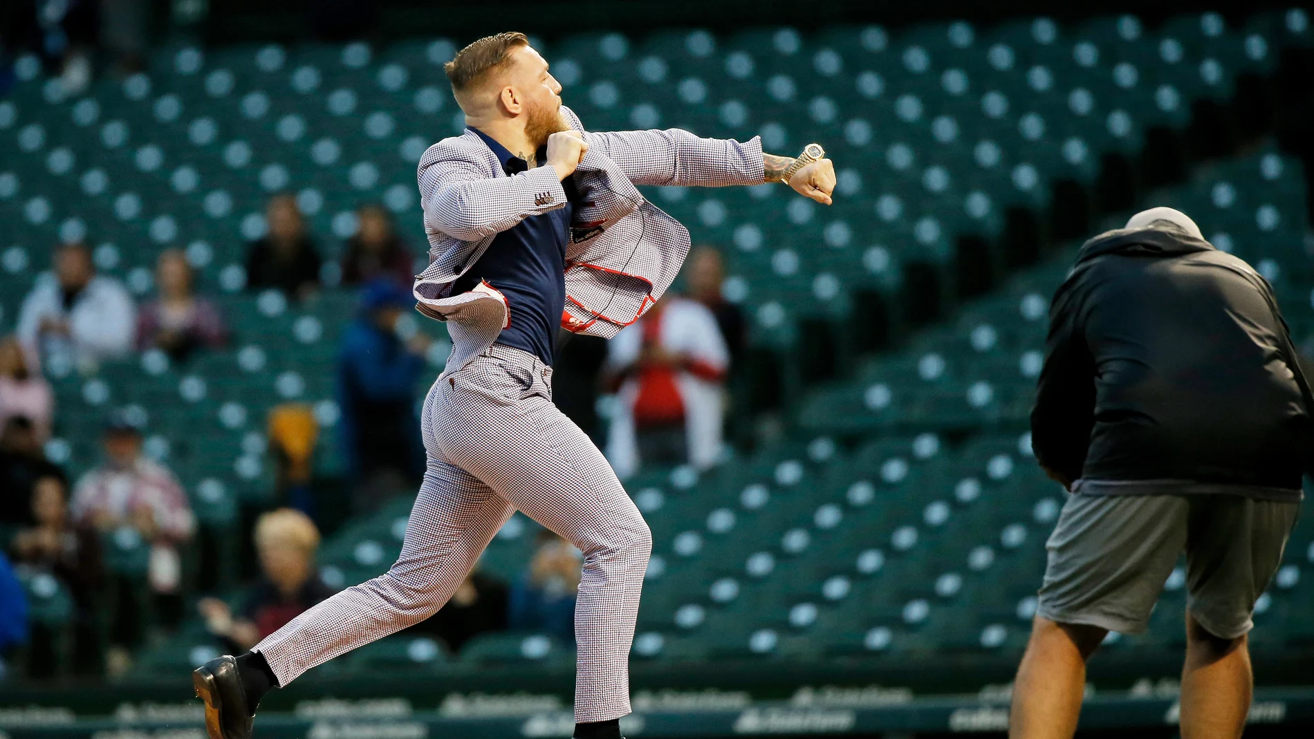Conor McGregor hizo el lanzamiento de honor en el partido de la MLB entre Chicago Cubs y Minnesota Twins