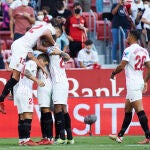 Los jugadores del Sevilla celebran uno de los tres goles que marcaron al Valencia en la primera parte