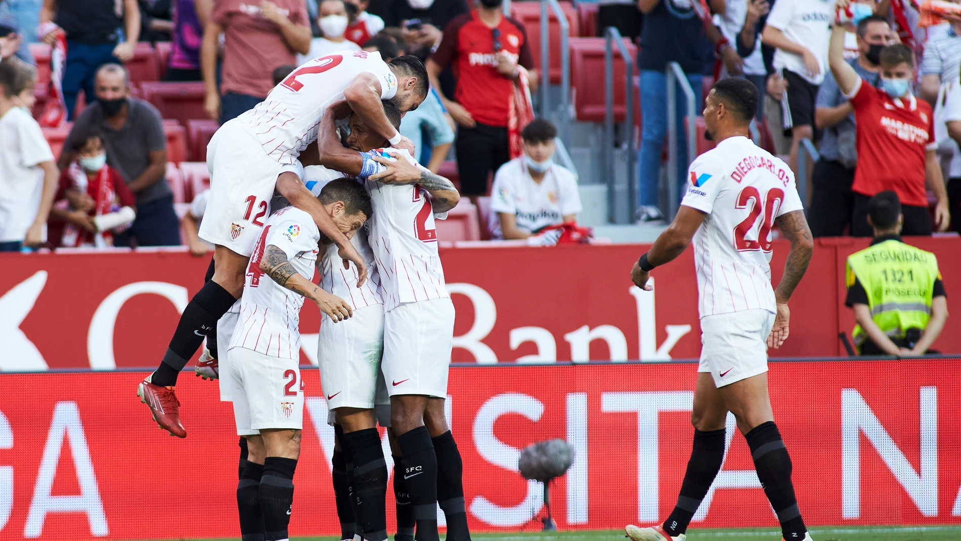 Los jugadores del Sevilla celebran uno de los tres goles que marcaron al Valencia en la primera parte
