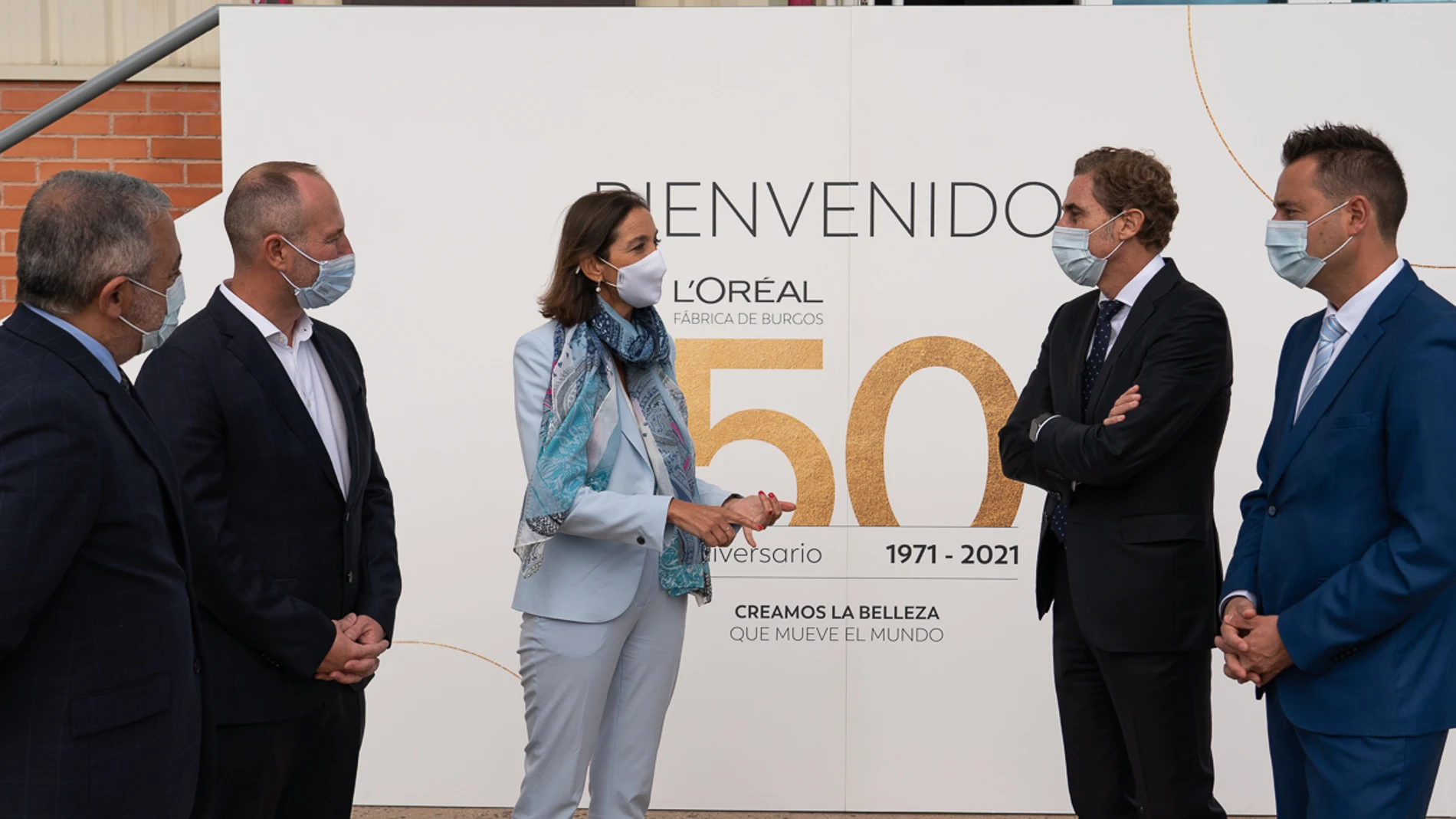 De izqda. a dcha.: Pedro Luis de la Fuente, subdelegado del Gobierno en Burgos; Benoît Mocquant, director de la fábrica de L’Oréal en Burgos; Reyes Maroto, ministra de Industria, Comercio y Turismo; Juan Alonso de Lomas, presidente de L’Oréal España; y Daniel de la Rosa, alcalde de Burgos