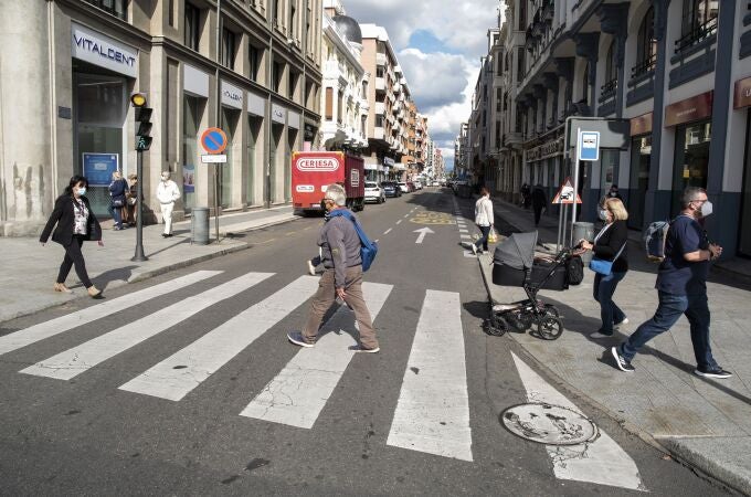 Gente paseando por las calles de León