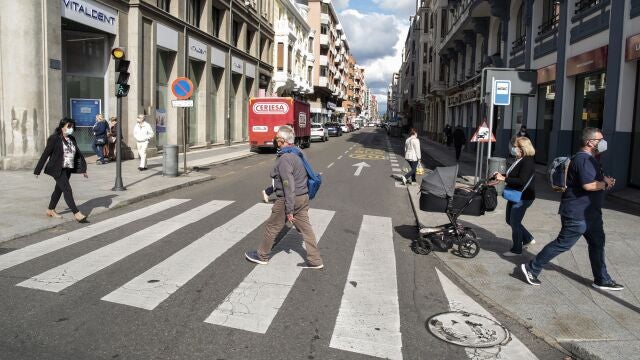 Gente paseando por las calles de León