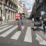 Gente paseando por las calles de León