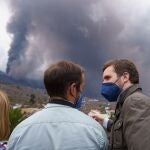 El presidente del Partido Popular, Pablo Casado, ha visitado en La Palma algunas de las zonas más afectadas por la erupción volcánica