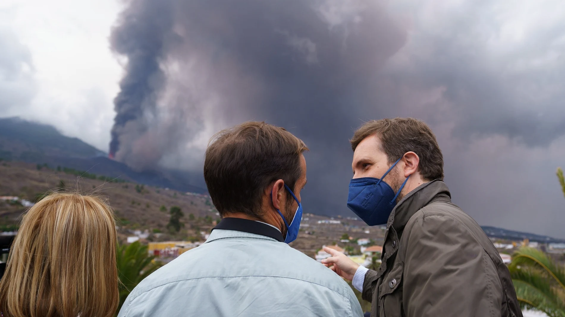 El presidente del Partido Popular, Pablo Casado, ha visitado en La Palma algunas de las zonas más afectadas por la erupción volcánica