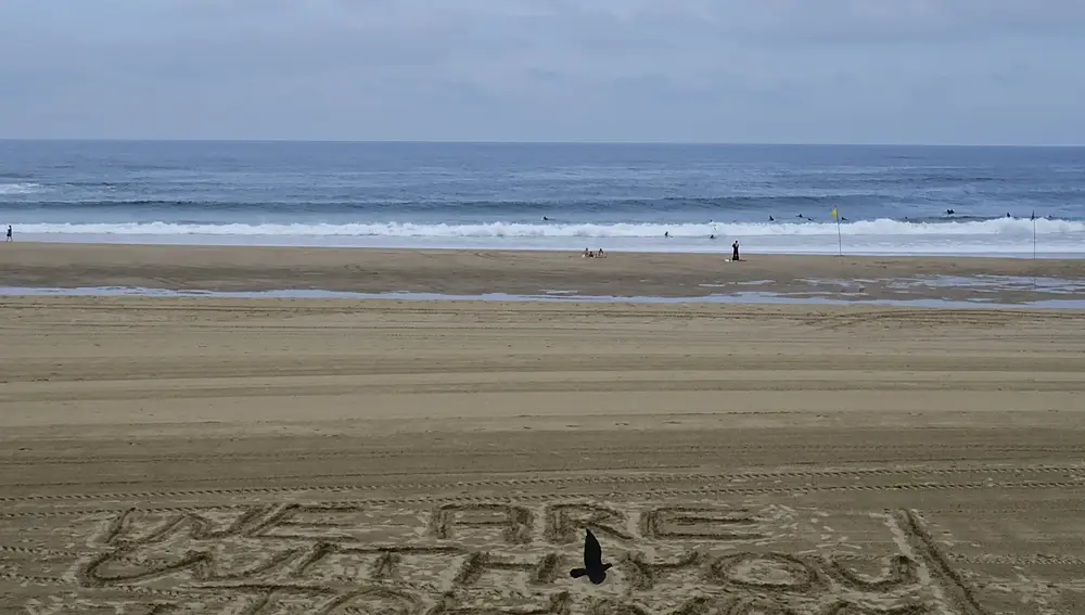 En la playa de la Concha se podía leer esta mañana un mensaje meridiano de los fans del actor: &quot;We are with you, Johnny&quot; (&quot;Estamos contigo, Johnny&quot; - AP Photo/Alvaro Barrientos