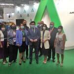 El presidente de la Junta de Andalucía, Juanma Moreno, junto a la consejera de Agricultura, Carmen Crespo, y otras autoridades, en el expositor de la Junta en Expoliva