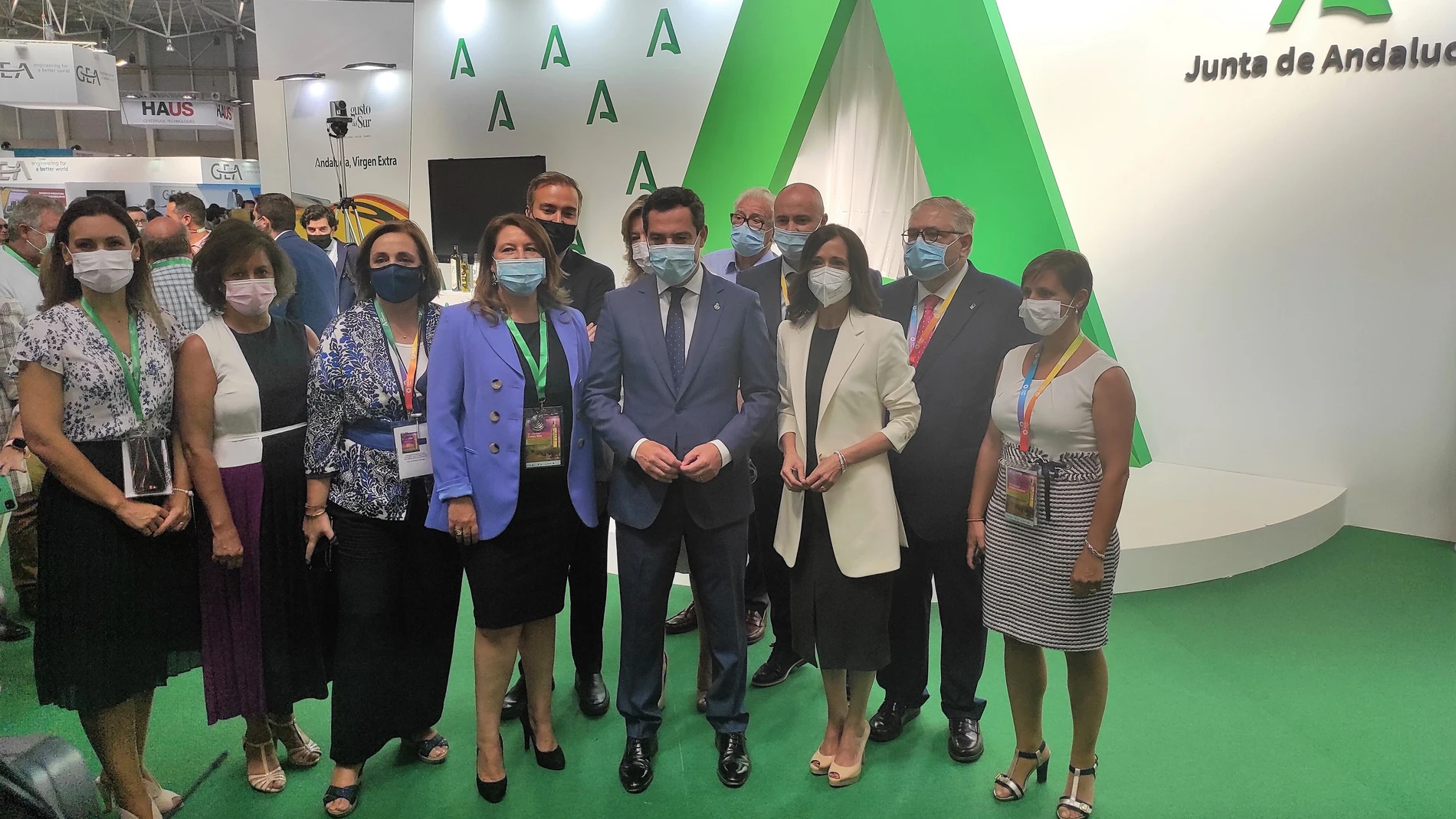 El presidente de la Junta de Andalucía, Juanma Moreno, junto a la consejera de Agricultura, Carmen Crespo, y otras autoridades, en el expositor de la Junta en Expoliva