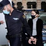 La acusada de matar al niño de Elda a su llegada a la Audiencia de Alicante