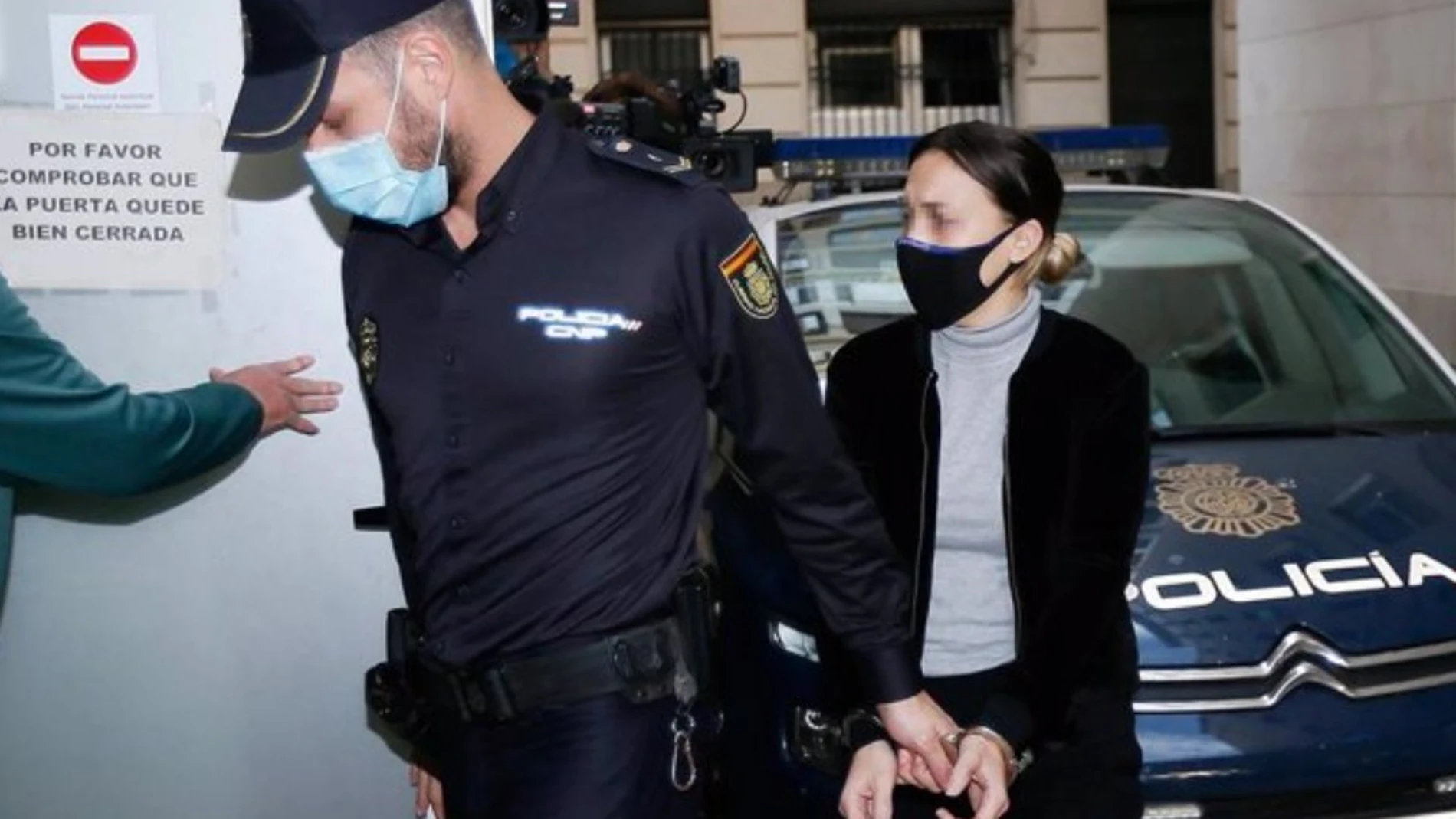 La acusada de matar al niño de Elda a su llegada a la Audiencia de Alicante