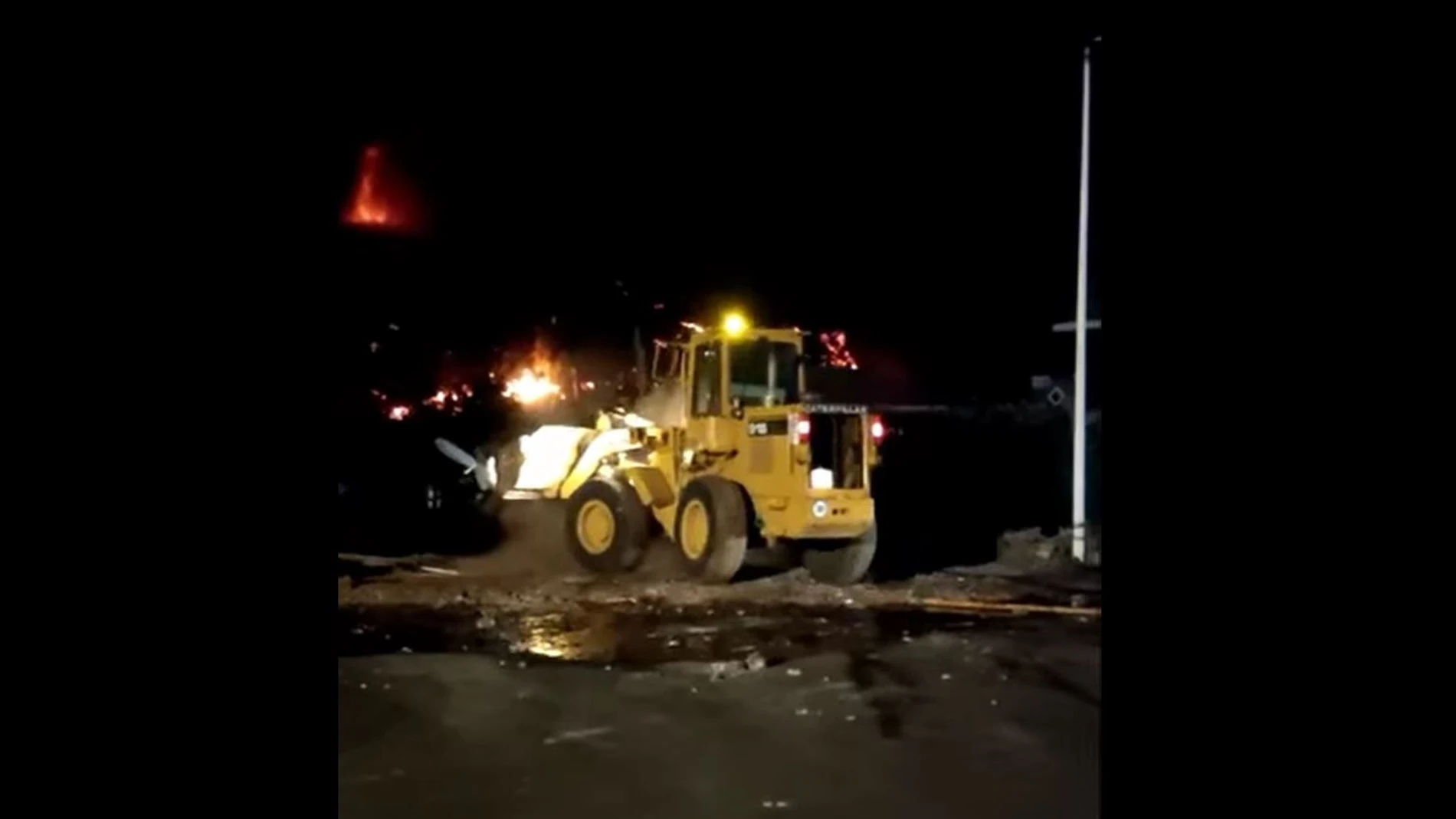 Los bomberos intentan encauzar la lava del volcán de La Palma para reducir daños materiales