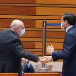 El vicepresidente Igea felicita con un apretón de manos al portavoz del PP en las Cortes, Raúl de la Hoz, tras su intervención en el pleno