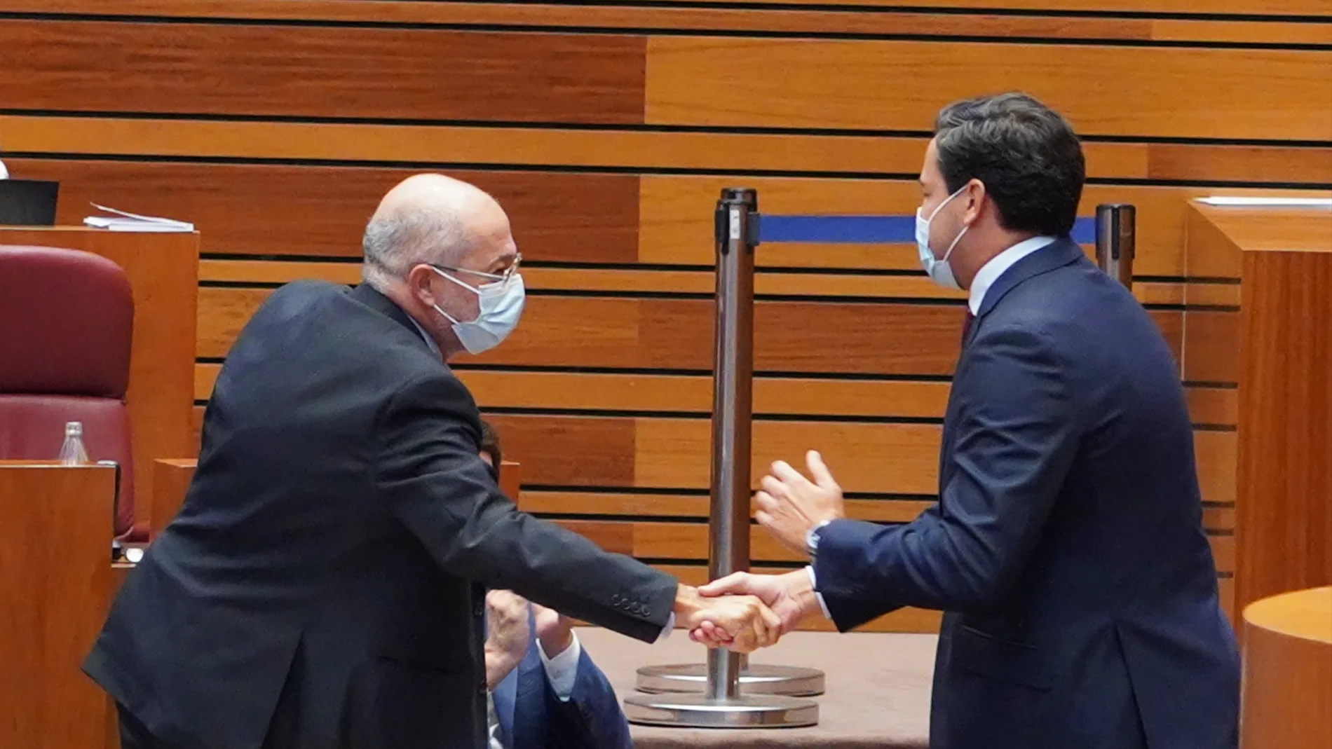El vicepresidente Igea felicita con un apretón de manos al portavoz del PP en las Cortes, Raúl de la Hoz, tras su intervención en el pleno