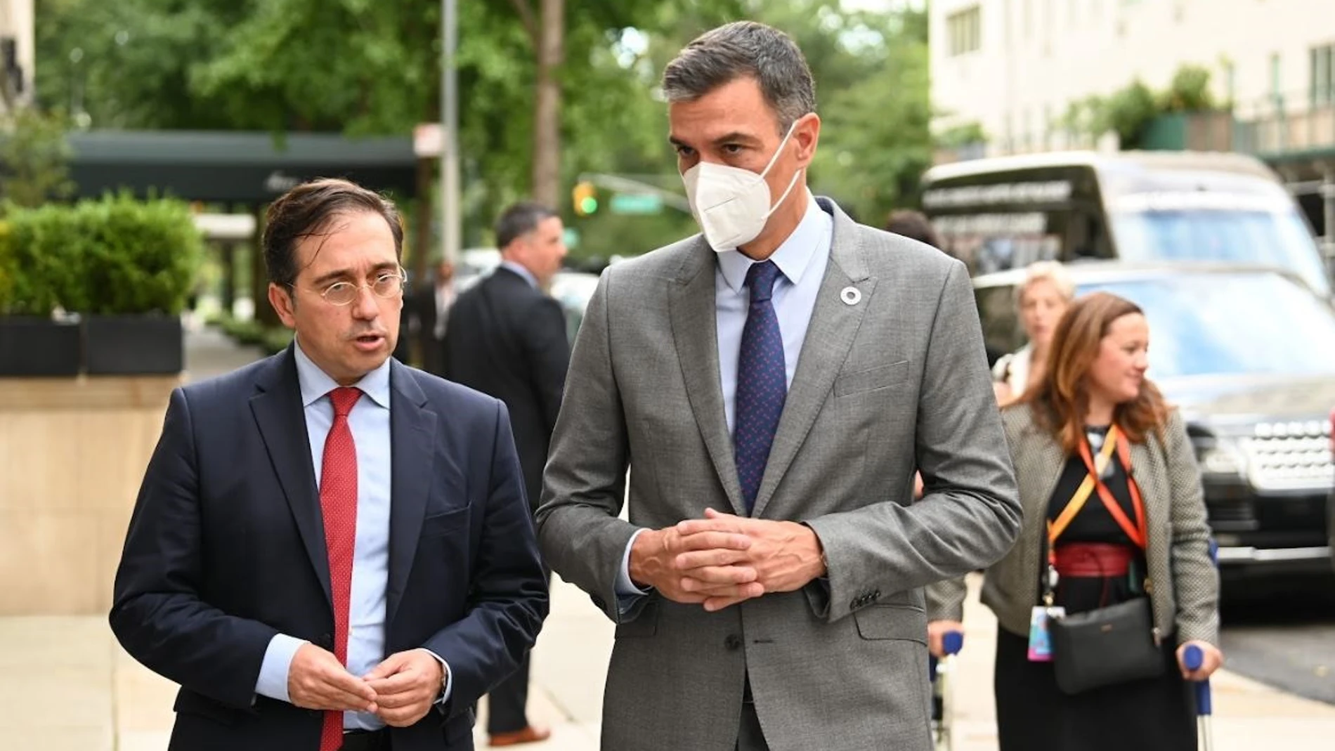 El presidente del Gobierno, Pedro Sánchez, con el ministro de Asuntos Exteriores, José Manuel Albares, en New York