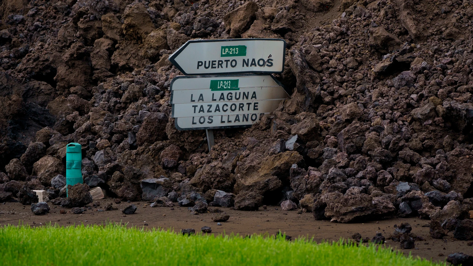 La colada de lava generada por el volcán ha irrumpido este miércoles en el pueblo de Todoque