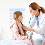 Muchos pequeños acuden al médico con angustia o ansiedad, ya sea porque no conocen qué va a pasar o por alguna mala experiencia