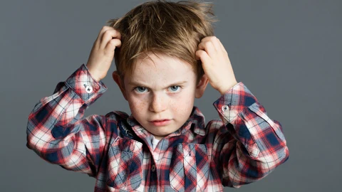 Niño con piojos