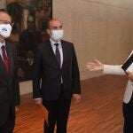 El procurador del Común, Tomás Quintana, conversa con el presidente de las Cortes, Luis Fuentes, y el parlamentario Ramiro Ruiz Medrano, antes de presentar la Memoria de Transparencia de 2020