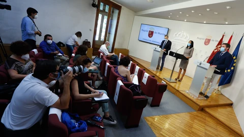 (I-D) El consejero de Salud de Murcia, Juan José Pedreño, la portavoz del Gobierno de la Región de Murcia, Valle Miguélez, y el consejero de Agua, Agricultura, Ganadería, Pesca y Medio Ambiente, Antonio Luengo, durante una rueda de prensa