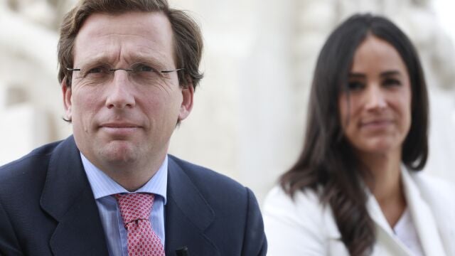 Almeida y Villacis durante el acto de celebración de los 100 primeros días de su coalición de gobierno en el Palacio de Cibeles