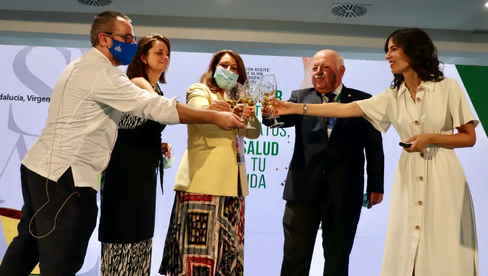 La consejera de Agricultura, Carmen Crespo, y el consejero de Salud, Jesús Aguirre, bridan con aceite junto a los demás participantes en la campaña de promoción de los AOVEs de Andalucía