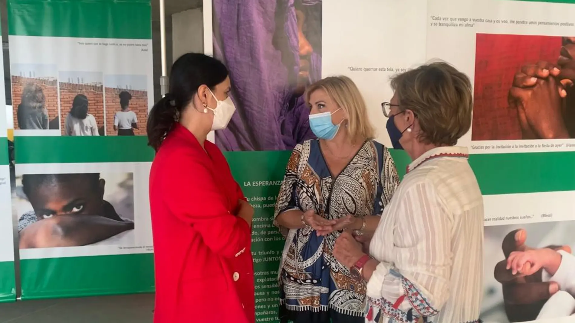 La senadora nacional del PP, Violante Tomás, junto con la diputada regional del PP, Maruja Pelegrín, y la portavoz del PPRM, Miriam Guardiola