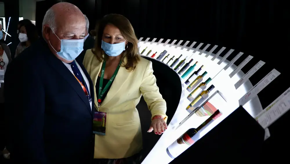 La consejera de Agricultura, Carmen Crespo, y el consejero de Salud, Jesús Aguirre, en Expoliva