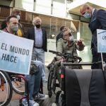 El alcalde de León, José Antonio Diez y la concejala de Bienestar Social, Vera López, participan en la campaña de sensibilización del buen uso de las plazas de aparcamiento de Aspaym