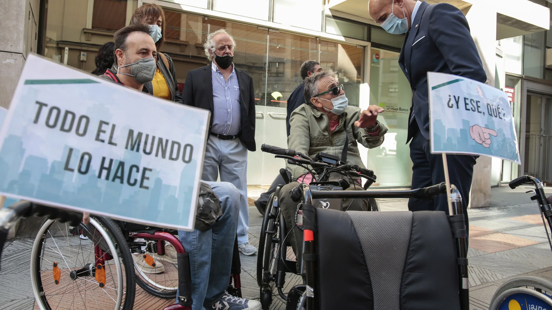 El alcalde de León, José Antonio Diez y la concejala de Bienestar Social, Vera López, participan en la campaña de sensibilización del buen uso de las plazas de aparcamiento de Aspaym