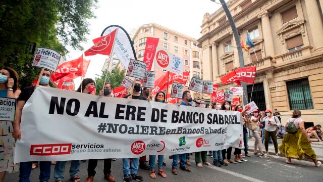 Manifestación en Murcia para protestar contra el ERE, que afectaría a 253 personas que trabajan en esta comunidad. EFE/Marcial Guillén