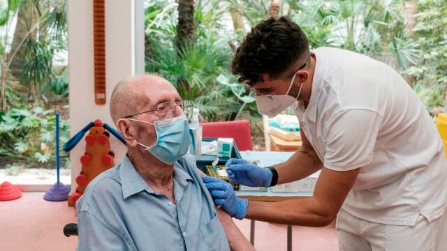 Mariano Riera Clapés, de 92 años, recibe la tercera dosis de la vacuna contra la covid-19 en la residencia Can Blai (Islas Baleares)