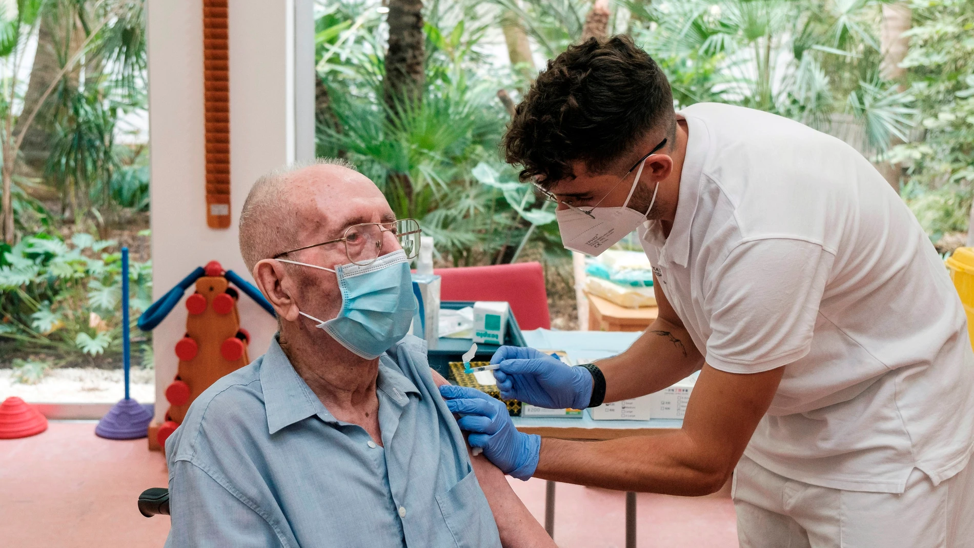 Mariano Riera Clapés, de 92 años, recibe la tercera dosis de la vacuna contra la covid-19 en la residencia Can Blai (Islas Baleares)