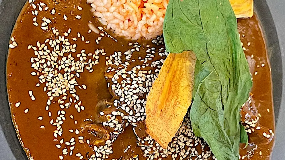 Mole poblano con pollo y con arroz a la mexicana