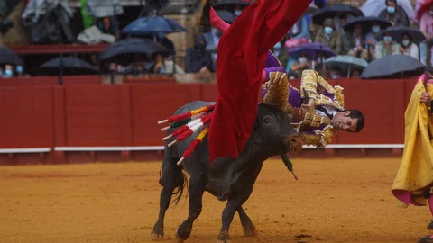 Emilio de Justo fue cogido, sin consecuencias, ayer en Sevilla